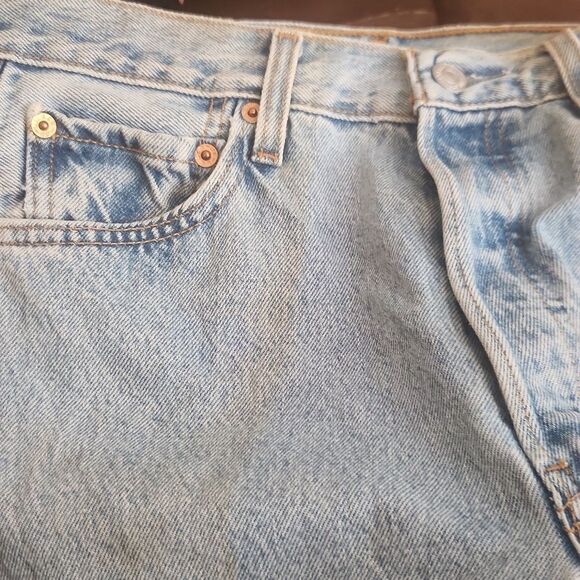 Levi's Blue Jeans with Iconic Orange Stitching and Classic Denim Fabric - Picture 7 of 9